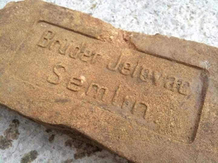 Цигла иж циглане Браће Јеловац, напис на Немачком: Bruder Jelovac Semlin.